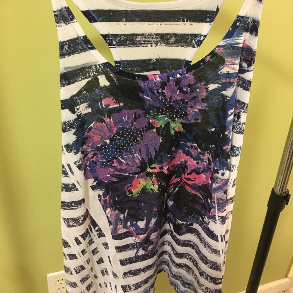 Sleeveless graphic tee